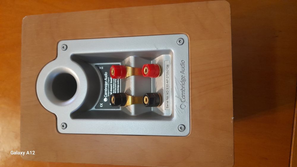 Uma coluna Cambridge Audio