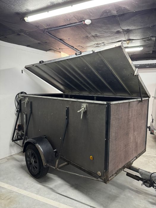 Reboque atrelado com caixa fechada