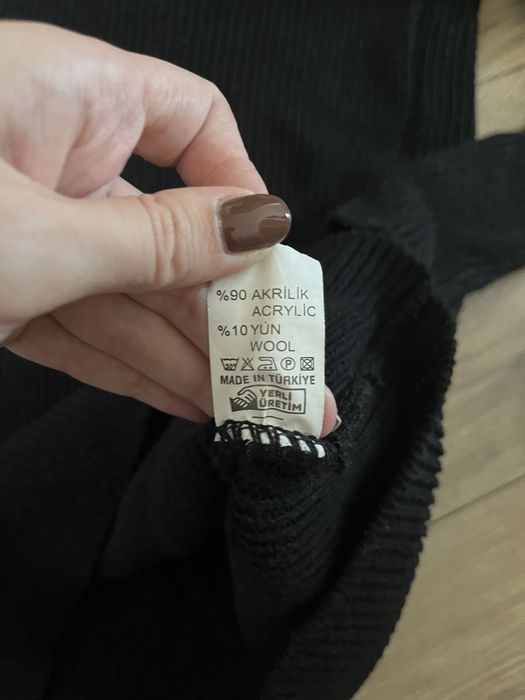 Czarny sweter odkryte ramie