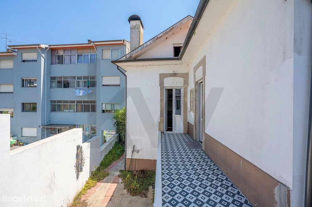 Moradia Burguesa Portuense com Jardim, Terraço e Elevado Potencial de