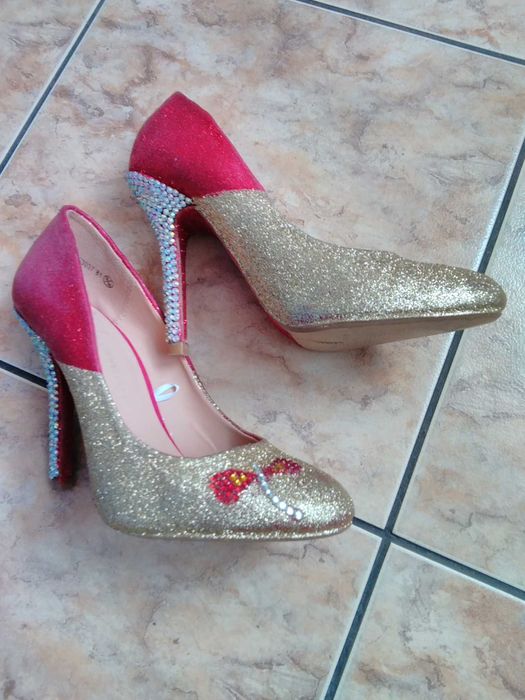 Szpilki brokatowe czerwono-złote 38