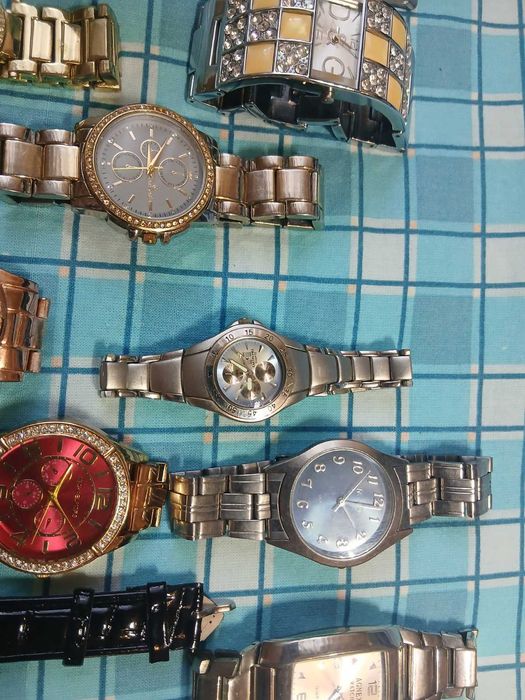 Лот із 13 кварцових годинників