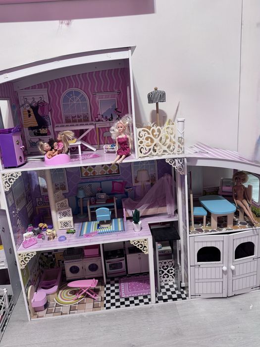 Ogromny domek dla lalek, Barbie z wyposażeniem
