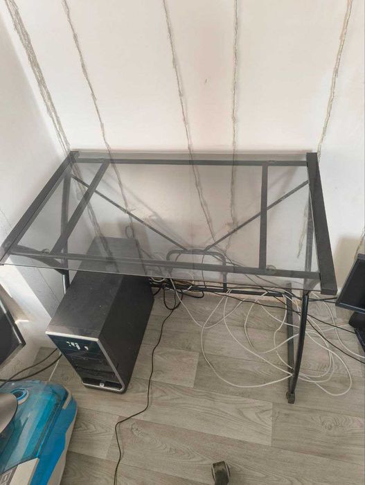 Стол компьютерный ( стеклянный )