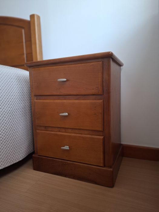 Cama s/colchão  mais mesas de cabeceira s