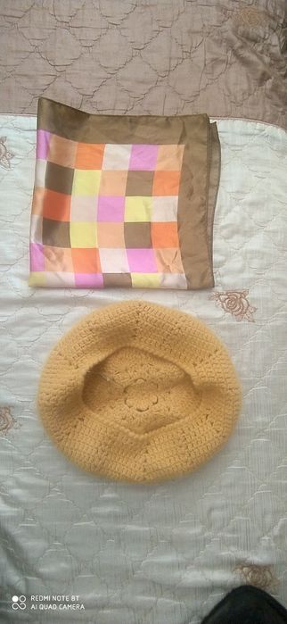 Beret nowy z apaszką 22 zł