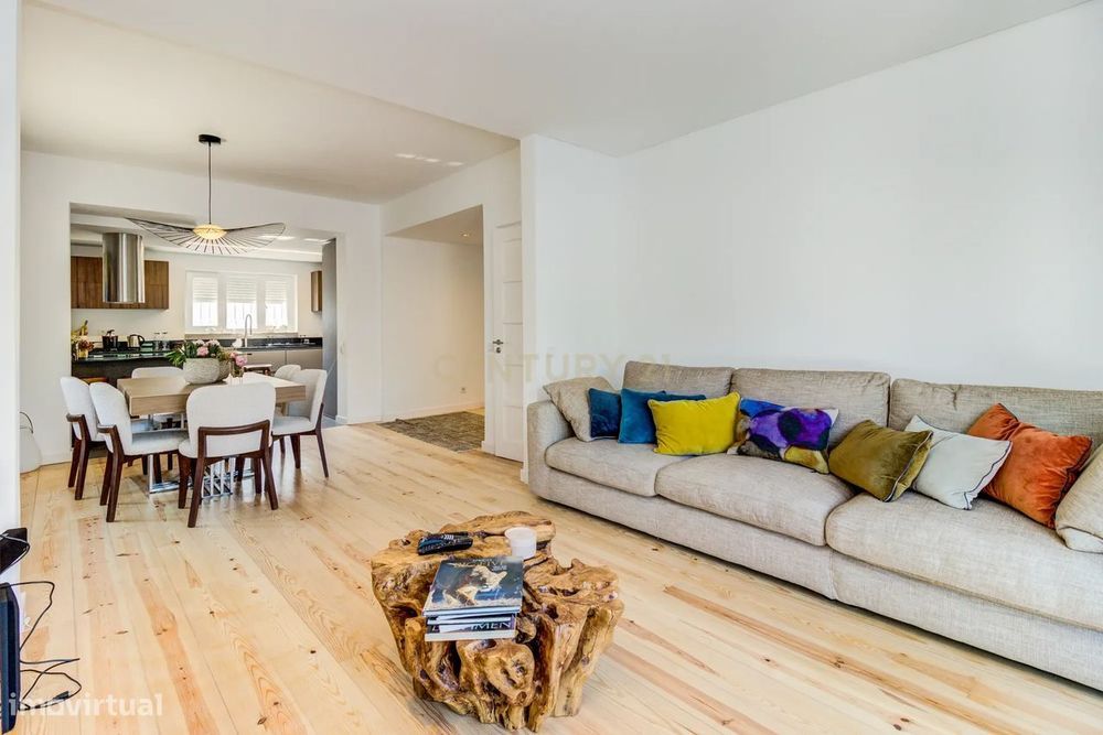 Moradia T4+1 com piscina, terraço e garagem  perto da praia