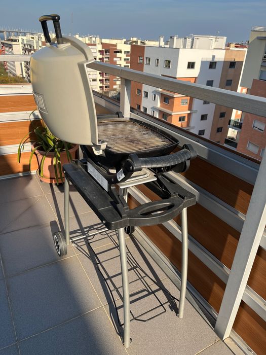 Grelhador elétrico WEBBER portátil com mesa.