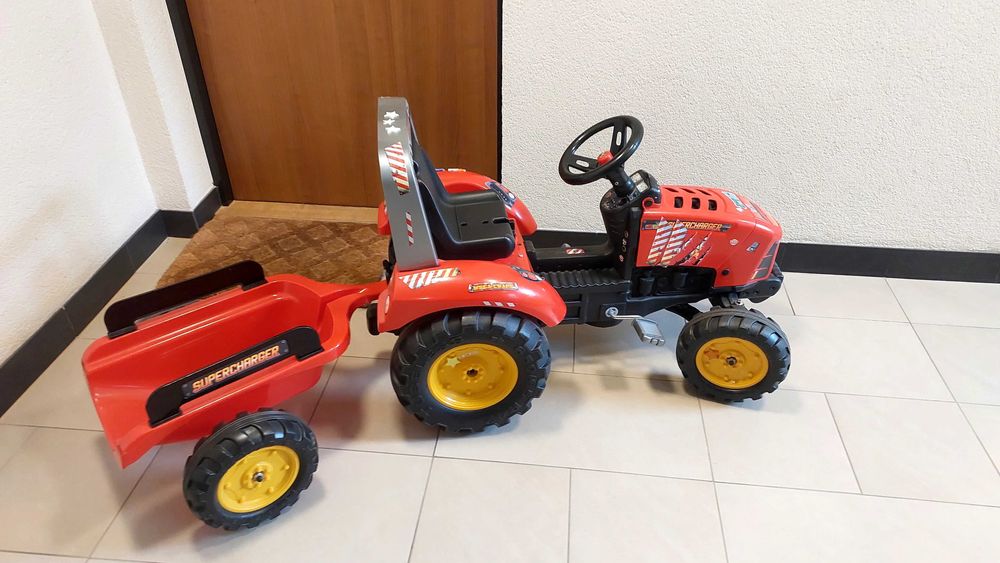 Traktor z przyczepą na pedały