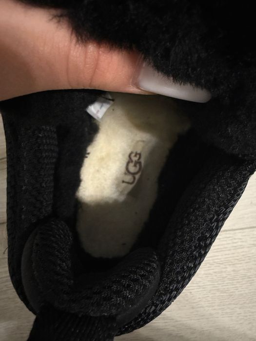ugg lowmel black