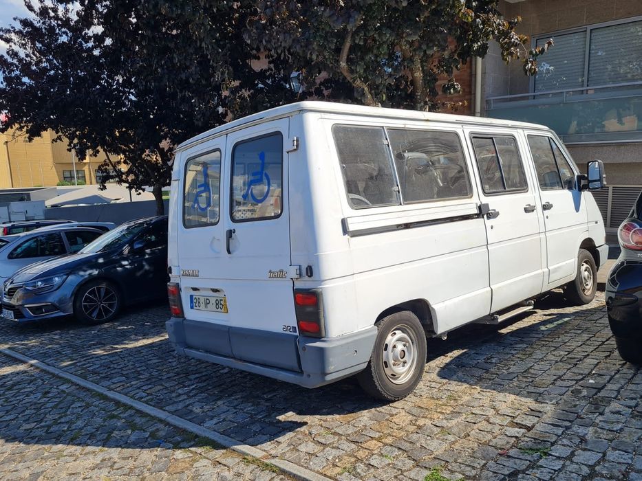 Carrinha adaptada para transporte de deficientes