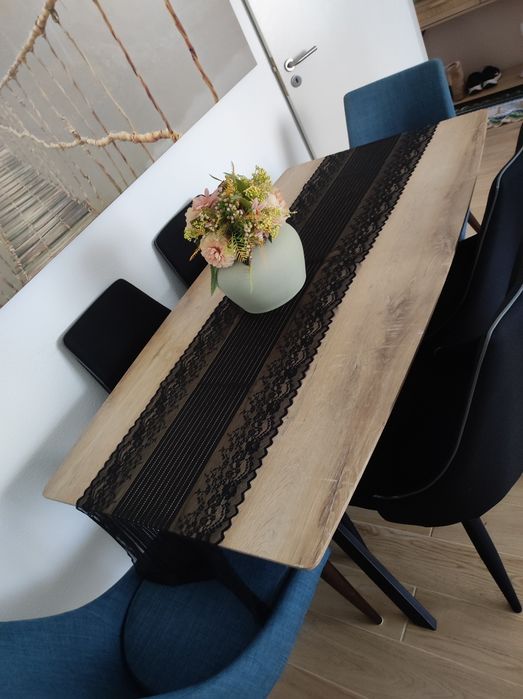Mesa jantar com tampo em madeira e com base em ferro