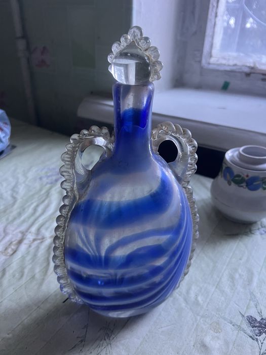 Посуд, тарілки, графин, чашки