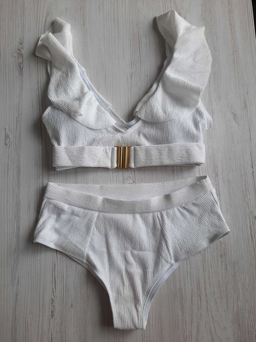 Белый купальник с топом рюшами в рубчик с воланами высокие трусики М