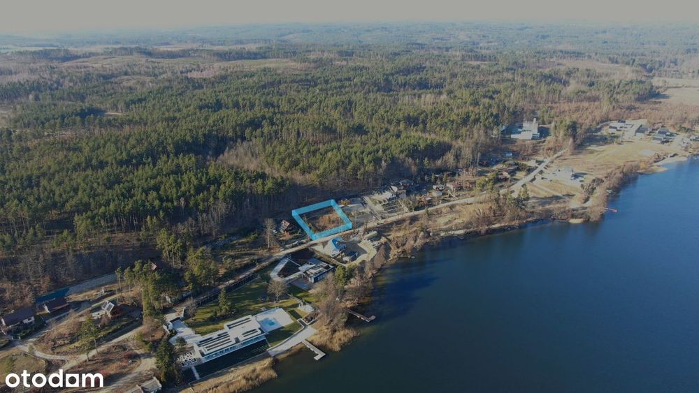 Widokowa działka nad Jeziorem Mausz – las za plecami, woda w zasięgu