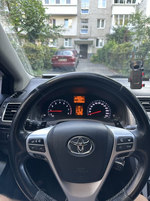 Продам автомобіль Toyota Avensis 2012р газ/бензин