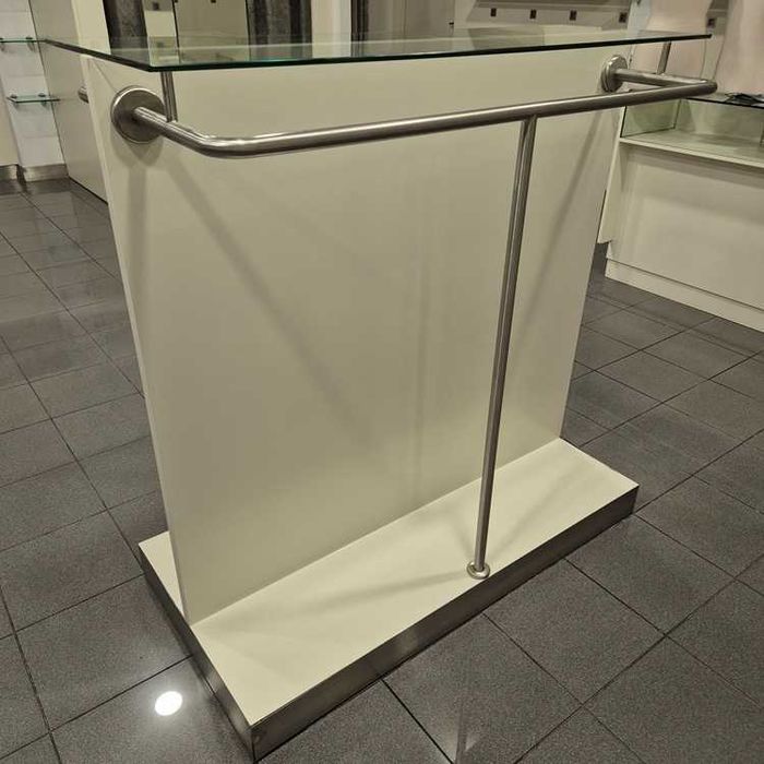 Ilha / Expositor Duplo para Roupa – 1,60m | Vidro + Inox | Rodas Invisíveis