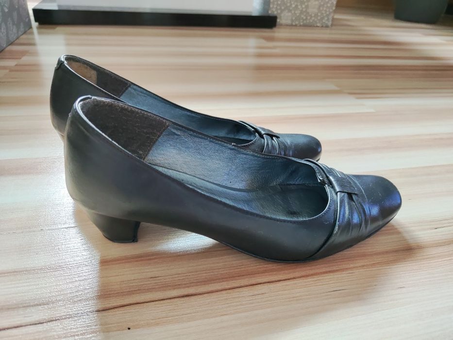 Czarne buty na niskim obcasie