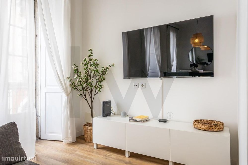 Apartamento T2 remodelado e mobilado no Bairro Alto — conforto e local