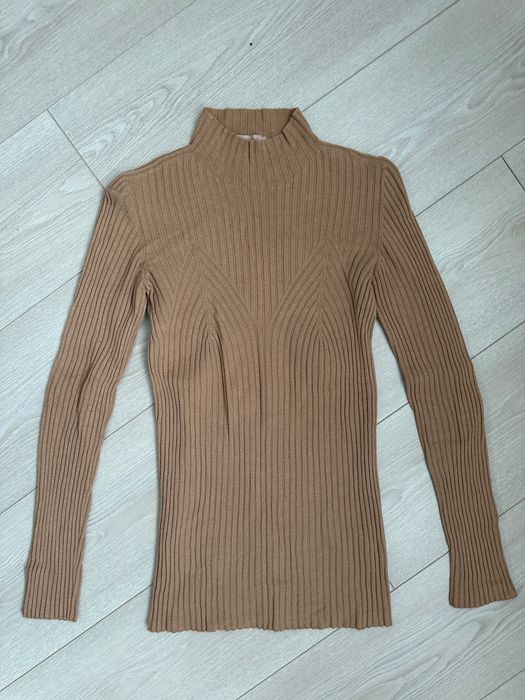 Бежевий гольф від Kontatto