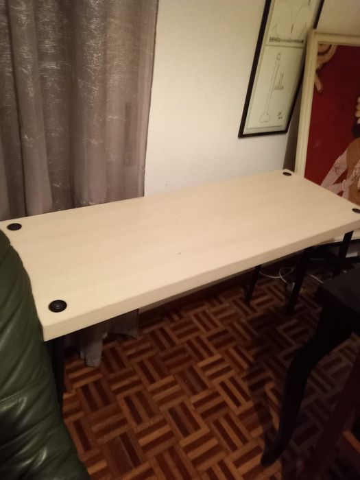 Mesa de apoio com 2 bancos