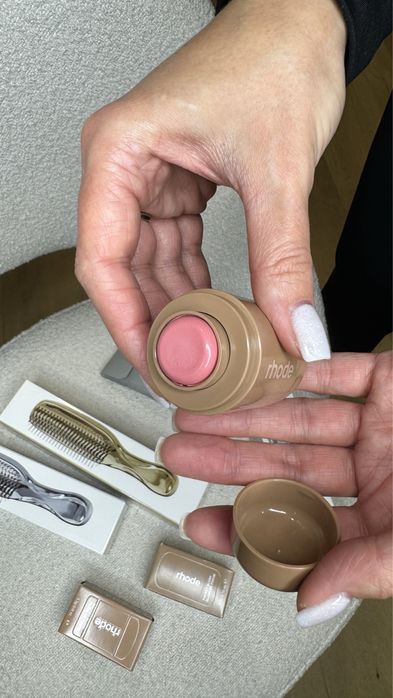 Кремові румяна Rhode