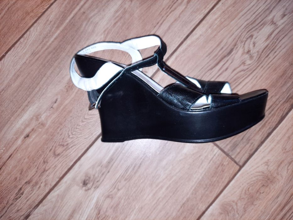 Sandałki na koturnie Catwalk