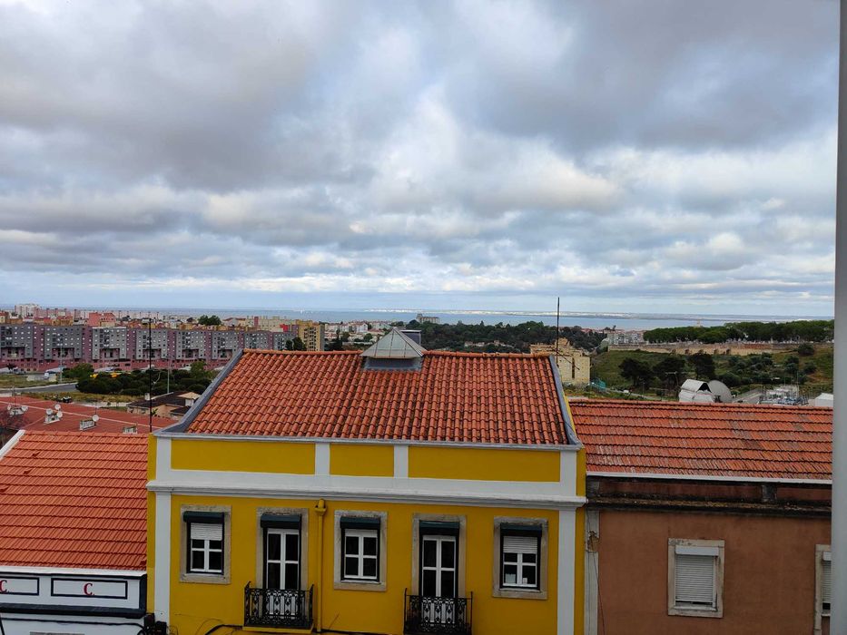 Alugo apartamento T1, todo equipado e mobilado no 3º andar em Arroios