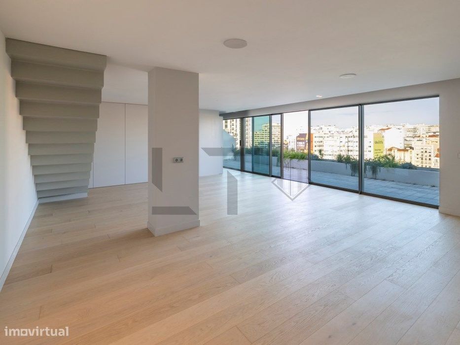 Apartamento Penthouse T4 Duplex com Terraço e Piscina Privativa par...