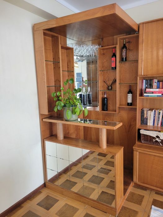 Bar em madeira com prateleiras em vidro