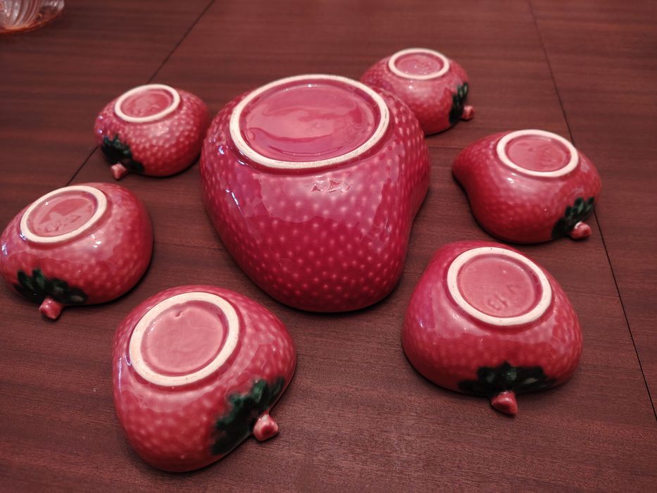 Conjunto de 1 Taça Grande e 6 pequenas com feitio de Morango