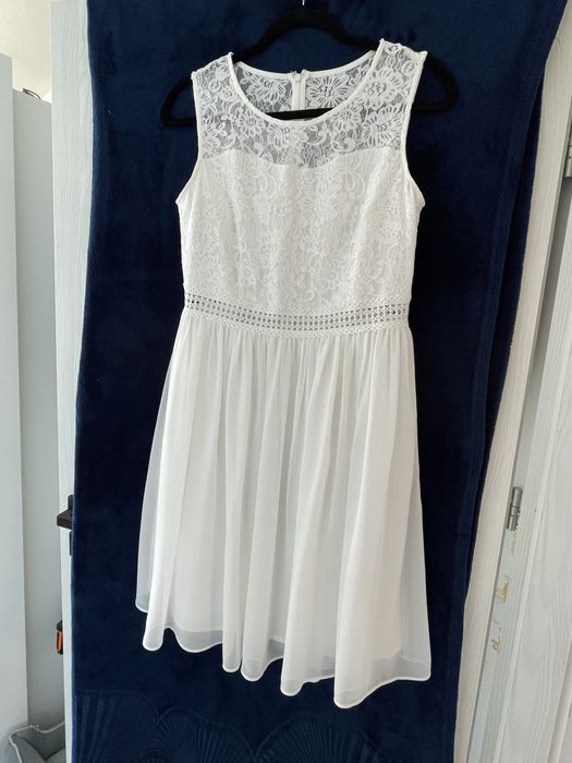 Biała sukienka- APART