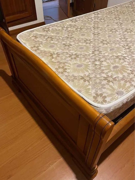 Cama e Móvel ( Escrivaninha)