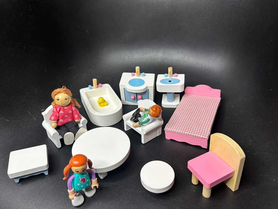 Деревяні меблі та лялечки для іграшкового будиночка