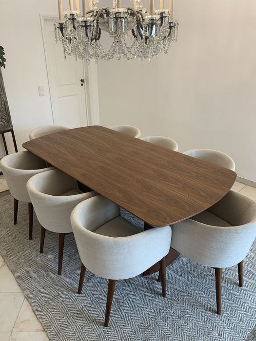 Mesa de jantar de madeira com 8 cadeiras