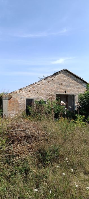 Продам будівлі під комерційну діяльність.