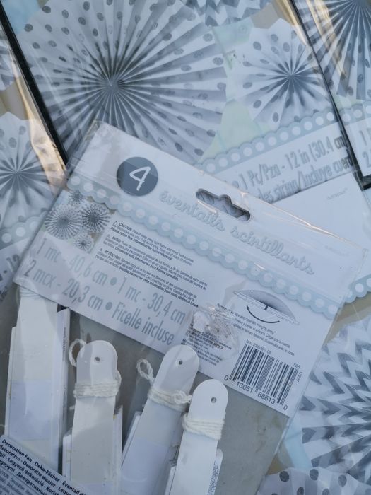 Rozety dekoracyjne srebrne, białe, ozdoby dekoracje urodziny