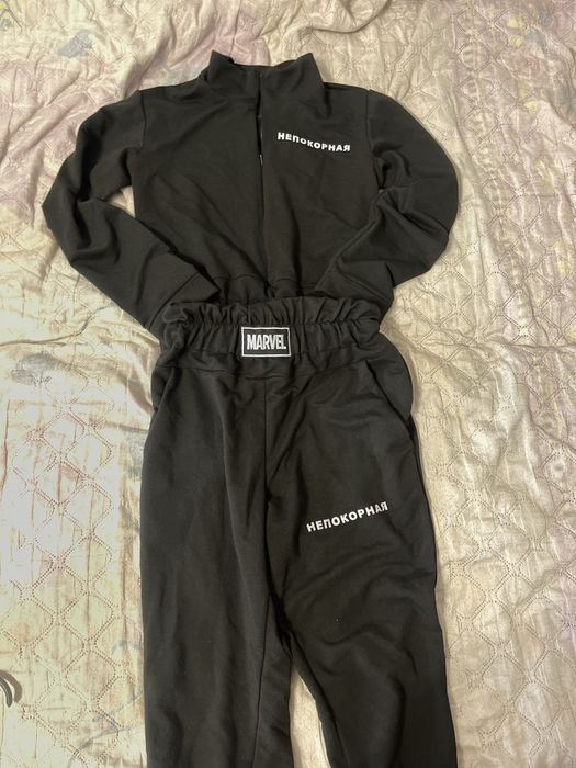 Спортивний чорний костюм з написом