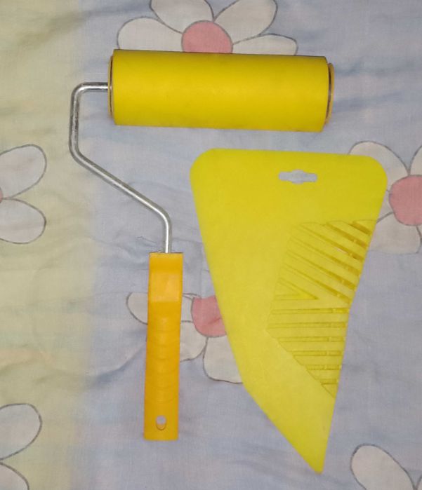 Валик + шпатель для поклейки обоев.