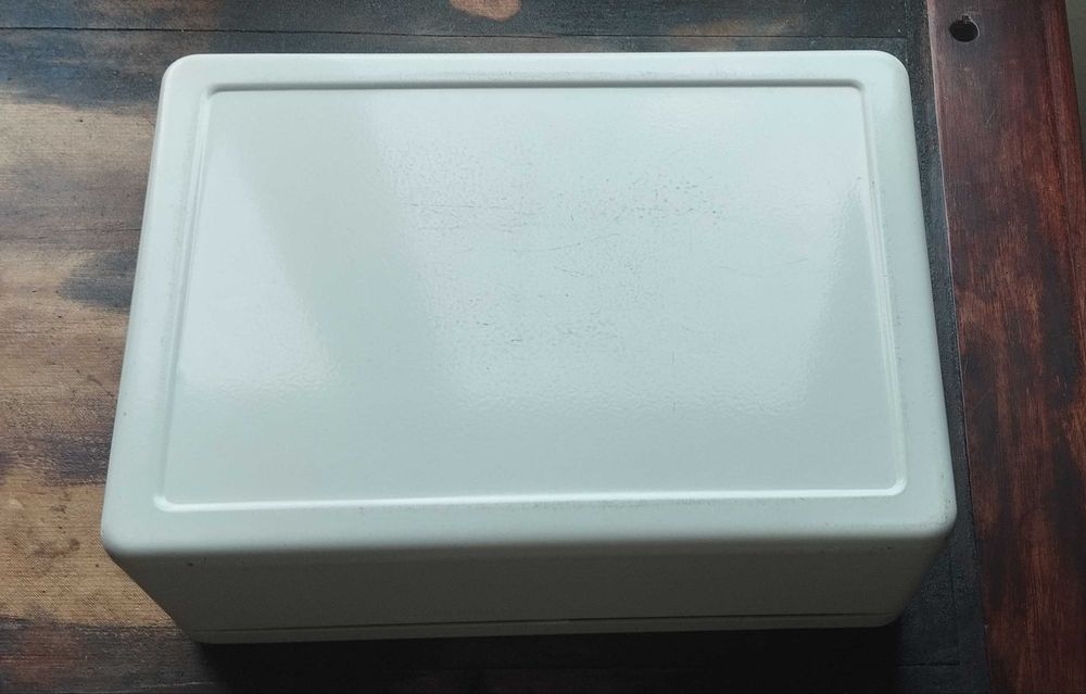 Caixa com chave tipo cofre em ferro