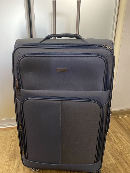 Чемодан темно синий.