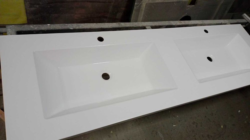 Столешница с двойным умывальником. Литые умывальники от производителя.