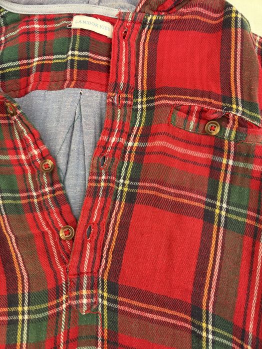 Camisa de menino com capuz, da marca Lanidor