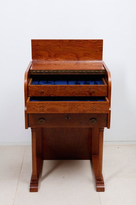 Móvel vitrine antiga