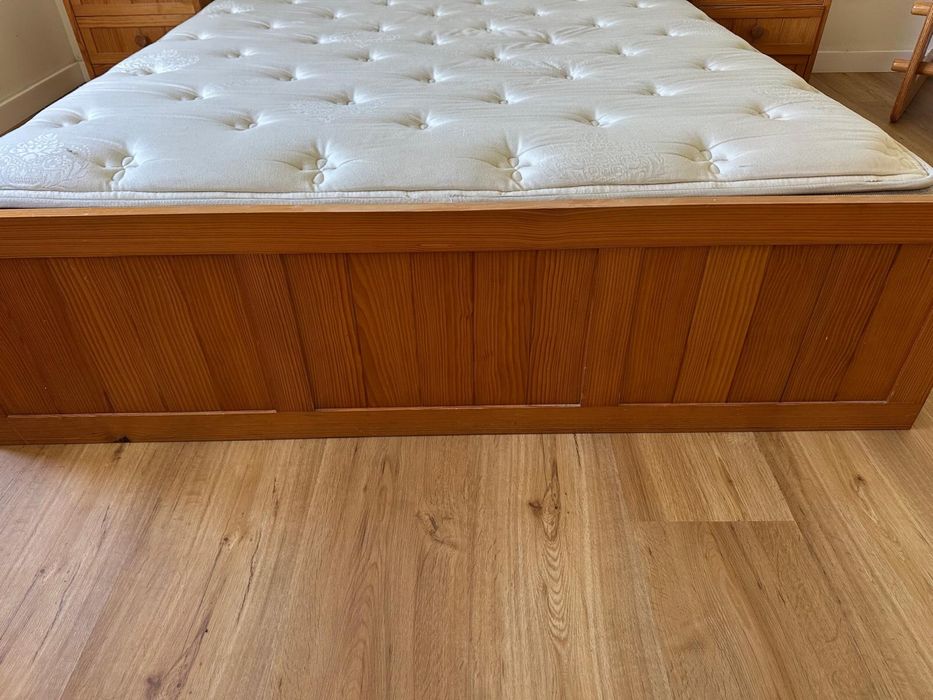 Cama e mesas de cabeceira Interforma