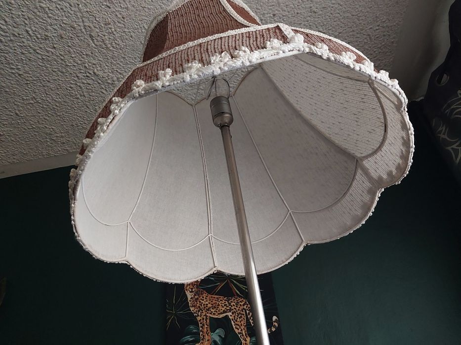 Lampa stojąca że stolikiem i gazetnikiem  PRL