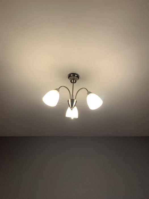 Lampa sufitowa, białe klosze