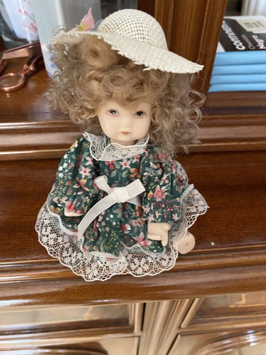 Boneca em loiça pequenina