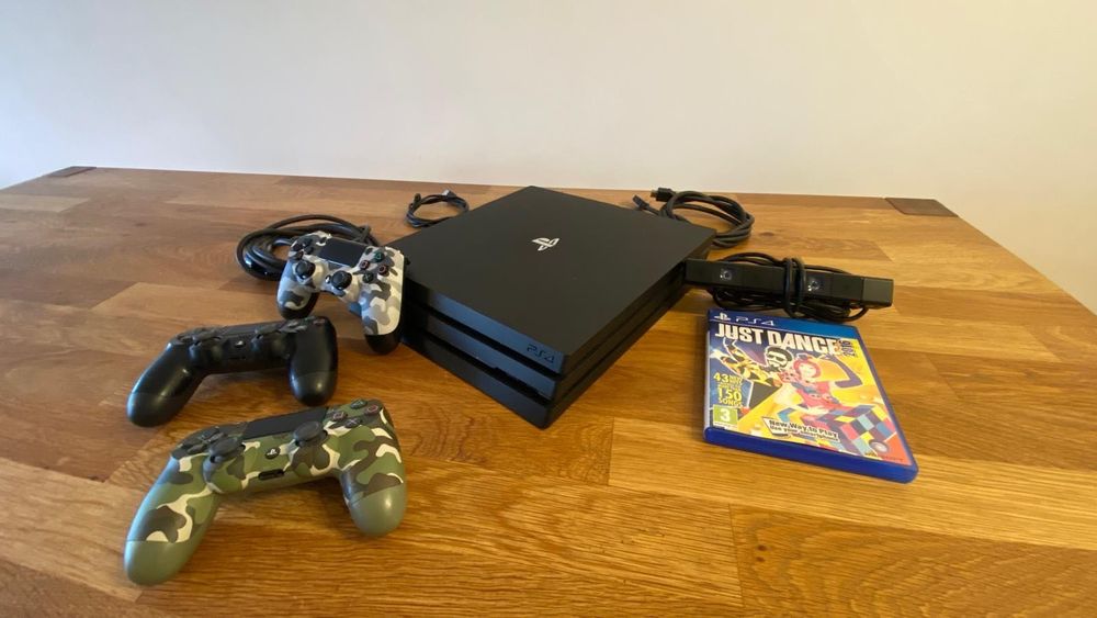 PS4 PRO *com oferta de 3 comandos, uma câmara e o jogo Just Dance