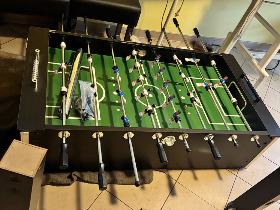 Stół z piłkarzykami